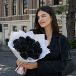 Букет 15 черных роз с белой упаковкой
