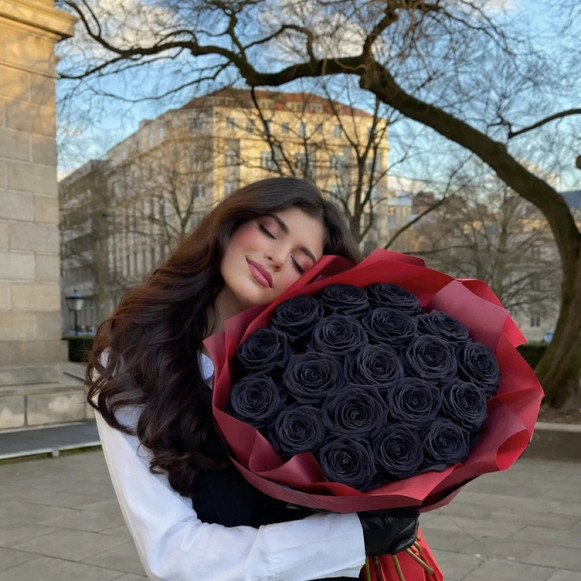 19 черных роз в красной упаковке